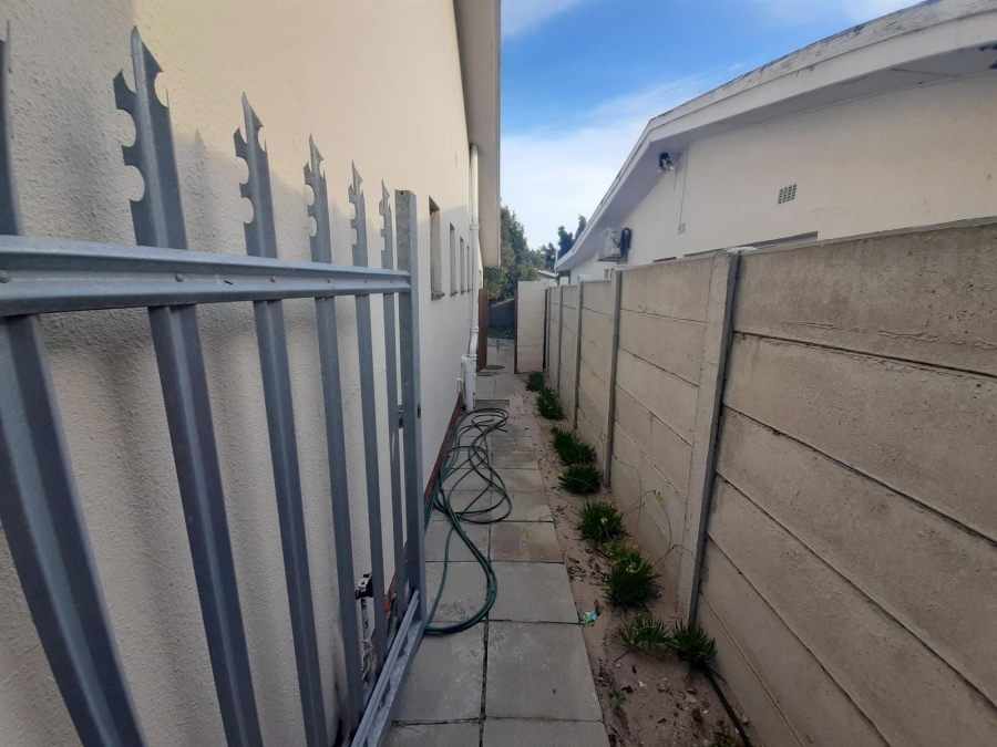 To Let 1 Bedroom Property for Rent in Oostersee Western Cape